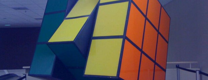 World's Largest Rubik's Cube is one of สถานที่ที่บันทึกไว้ของ Kenny.