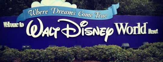 Walt Disney World Entrance is one of สถานที่ที่ Josh ถูกใจ.
