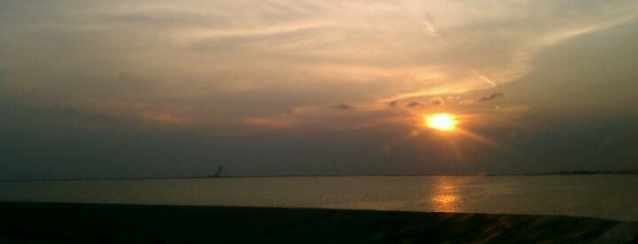 Lake Ponchartrain is one of New Orleans.