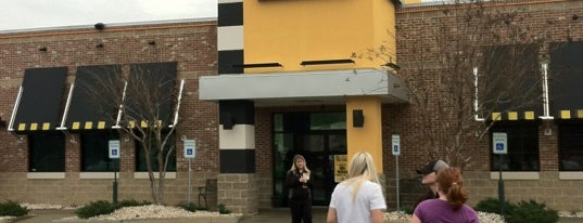 Buffalo Wild Wings is one of Lugares favoritos de Alex.