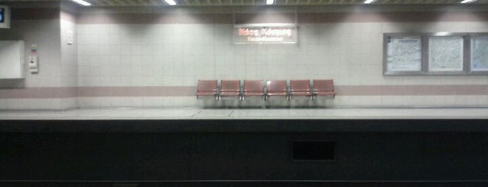 Neos Kosmos Metro Station is one of Lugares favoritos de Ifigenia.