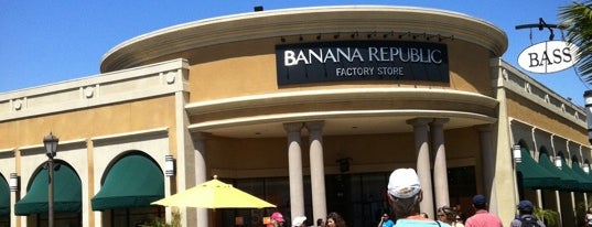 Banana Republic Factory Store is one of Tempat yang Disukai Pitufry.