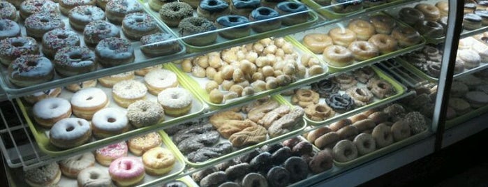 Sip N' Dip Donuts is one of Lugares favoritos de Jeff.