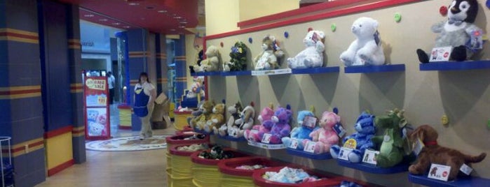 Build-A-Bear Workshop is one of Johnさんのお気に入りスポット.