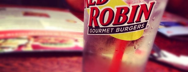 Red Robin Gourmet Burgers and Brews is one of Lugares favoritos de Melanie.