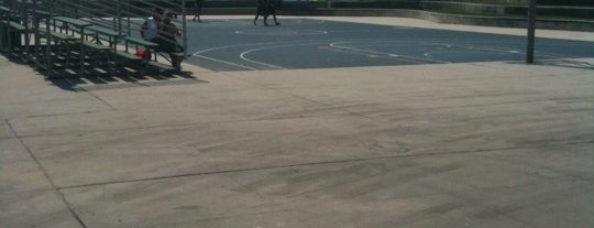 Venice Beach Basketball Courts is one of T : понравившиеся места.