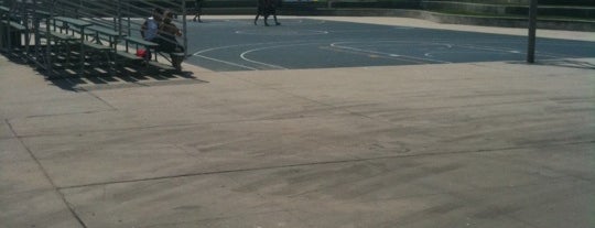 Venice Beach Basketball Courts is one of Lugares favoritos de T.