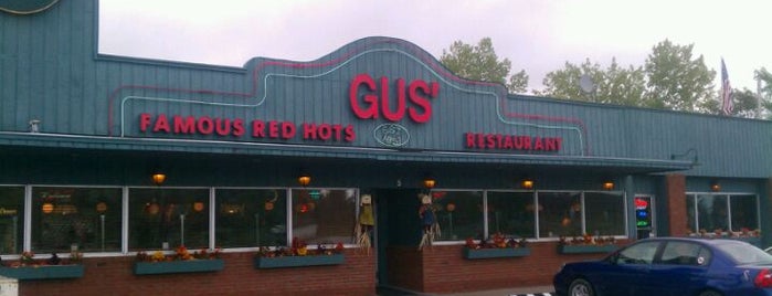 Gus' Red Hots is one of สถานที่ที่ Sarah ถูกใจ.