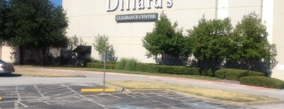 Dillard's is one of Locais curtidos por Alison.