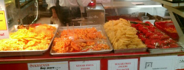 Sukhadia's Indian Vegetarian Gourmet is one of สถานที่ที่บันทึกไว้ของ Lizzie.