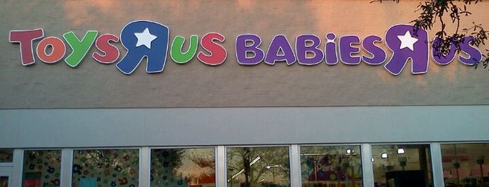 Toys"R"Us is one of Samanthaさんのお気に入りスポット.