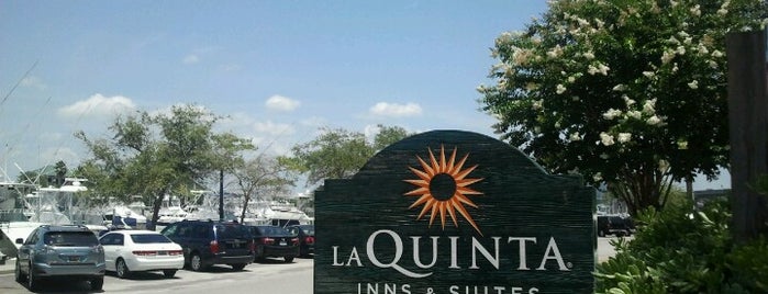 La Quinta Inn & Suites Charleston Riverview is one of สถานที่ที่ Orlany ถูกใจ.