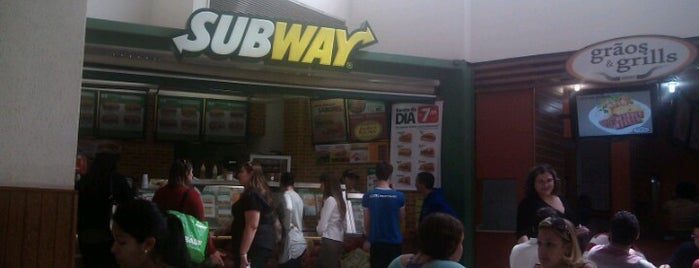 Subway is one of Locais curtidos por Louise.