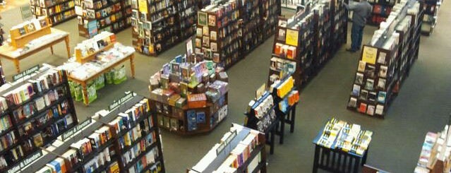 Barnes & Noble is one of Locais salvos de Flávia.