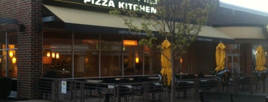 California Pizza Kitchen is one of สถานที่ที่บันทึกไว้ของ Feece.