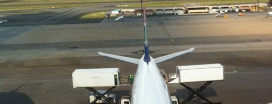 OR Tambo Aircraft Observation Deck is one of Locais curtidos por Gustavo.