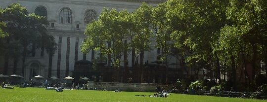 Bryant Park è uno dei 101 posti da vedere a Manhattan prima di morire.