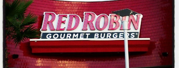Red Robin Gourmet Burgers and Brews is one of Tempat yang Disukai Robin.