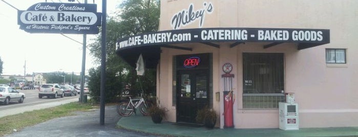 Mikey's Cafe & Bakery is one of สถานที่ที่บันทึกไว้ของ Kimmie.