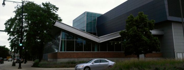 UIC - Student Recreation Facility is one of Locais curtidos por Clarence.