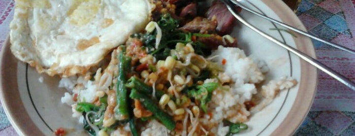 Pecel Sor Asem Triwindu is one of Yummy Indonesian Food in Surakarta.