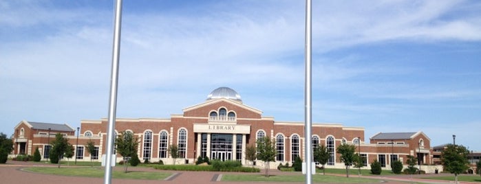 Collin College Central Park Campus Library is one of Savannah 님이 좋아한 장소.