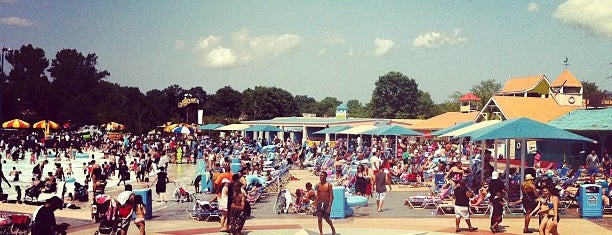 Hurricane Harbor is one of สถานที่ที่ Angie ถูกใจ.