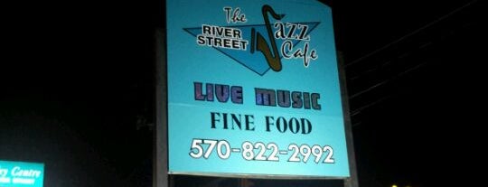 River Street Jazz Cafe is one of Locais salvos de Tracy.