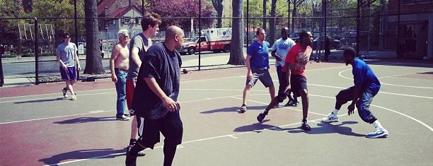 Washington Park Basketball Courts is one of Lugares favoritos de Joe.