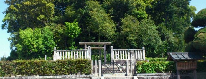 天武・持統天皇 檜隈大内陵 (野口王墓) is one of 天皇陵.
