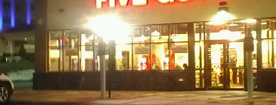 Five Guys is one of Lieux qui ont plu à Bart.