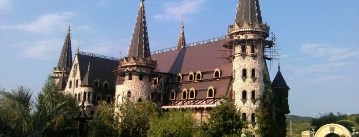 Замъкът "Влюбен във вятъра" (Castle of Ravadinovo) is one of Summer '13.