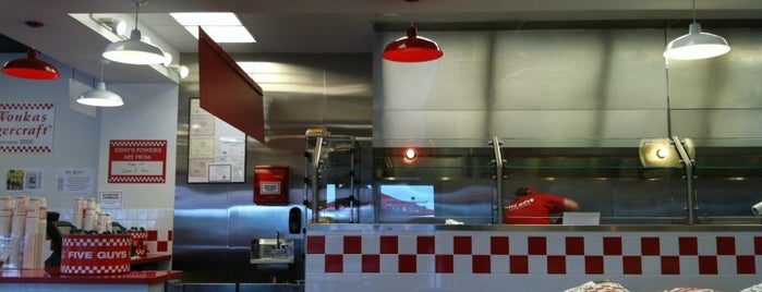 Five Guys is one of Sallyさんのお気に入りスポット.