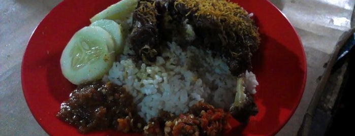 Bebek Tugu Pahlawan is one of Surabaya Culinary.