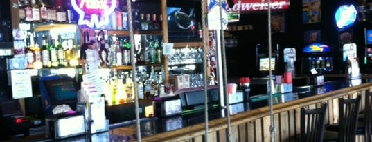 Spud Monkey's Bar and Grill is one of Tempat yang Disukai Pat.