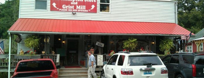 Old Hampton Store and Grist Mill is one of Lauraさんのお気に入りスポット.