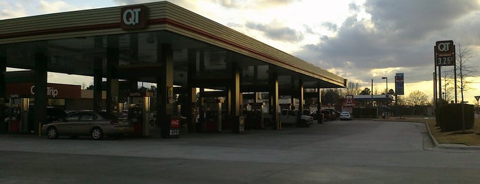 QuikTrip is one of Hollyさんのお気に入りスポット.