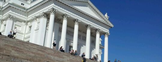 Helsingin tuomiokirkko is one of Summer activities for travellers in Helsinki.