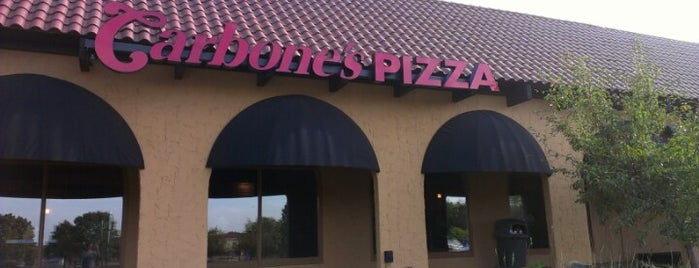 Carbones Pizza is one of สถานที่ที่ Harry ถูกใจ.