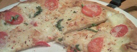 California Pizza Kitchen is one of Locais curtidos por Robin.