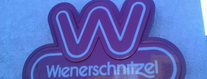 Wienerschnitzel is one of Lieux qui ont plu à Toni.