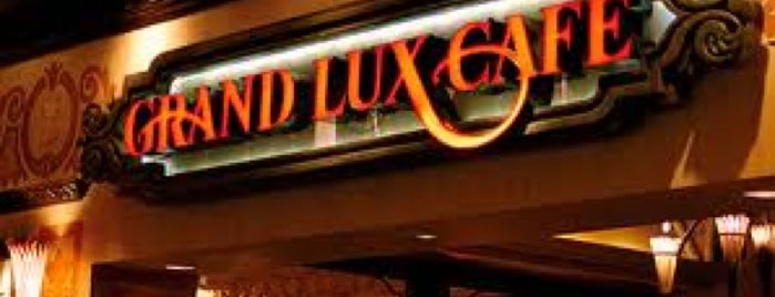 Grand Lux Cafe is one of Gespeicherte Orte von Deebee.