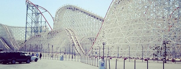 Six Flags Magic Mountain Parking Lot is one of Locais curtidos por Rob.