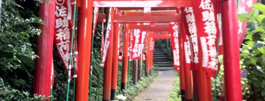 佐助稲荷神社 is one of Tempat yang Disukai Gabriele.
