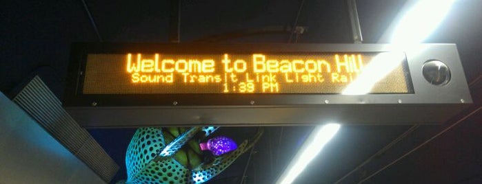 Beacon Hill Link Station is one of Locais curtidos por John.