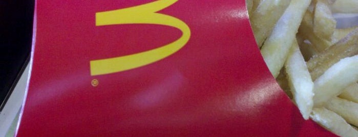 McDonald's is one of Locais curtidos por Alan.