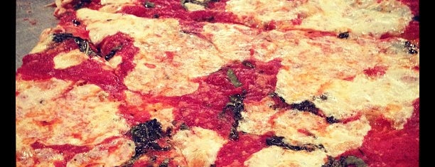 Reginella's Italian Ristorante & Pizzeria is one of Lugares favoritos de Julie.