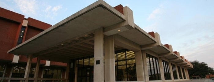 Moody Memorial Library is one of Lugares favoritos de KC.