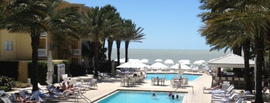Edgewater Beach Hotel is one of Posti che sono piaciuti a Fernanda.
