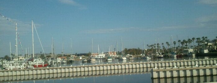 Halifax Harbor Marina is one of Lieux qui ont plu à Cherri.